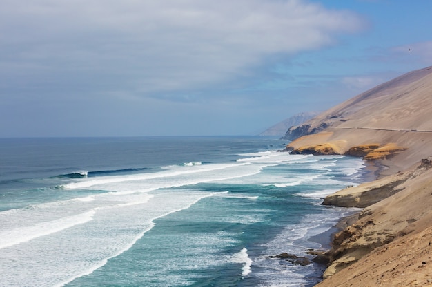 Verlaten kustlijnlandschappen in de Stille Oceaan, Peru, Zuid-Amerika