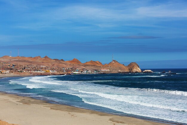 Verlaten kustlijnlandschappen in de Stille Oceaan, Peru, Zuid-Amerika