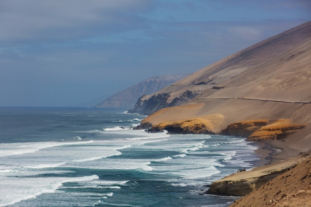 Verlaten kustlijnlandschappen in de Stille Oceaan, Peru, Zuid-Amerika