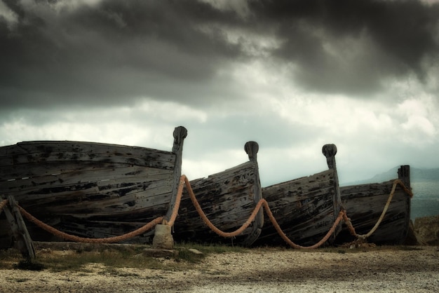 Verlaten metalen structuur op het strand tegen de lucht