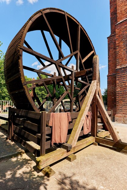 Foto verlaten metalen structuur op het veld tegen de lucht