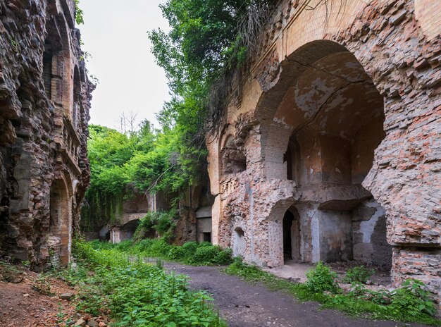 Verlaten militair Tarakaniv Fort andere namen Dubno Fort Nieuw Dubna Fortress een verdedigingsstructuur een architectonisch monument uit de 19e eeuw Tarakaniv Rivne regio Oekraïne