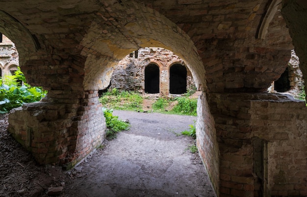 Verlaten militair Tarakaniv Fort andere namen Dubno Fort Nieuw Dubna Fortress een verdedigingsstructuur een architectonisch monument uit de 19e eeuw Tarakaniv Rivne regio Oekraïne