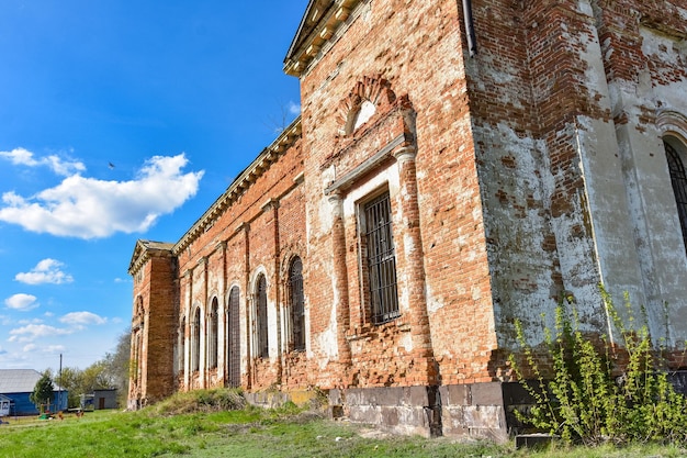 Verlaten orthodoxe kerk verlaten tempel met zuilen