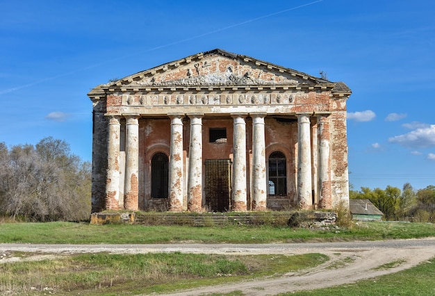 Verlaten orthodoxe kerk verlaten tempel met zuilen