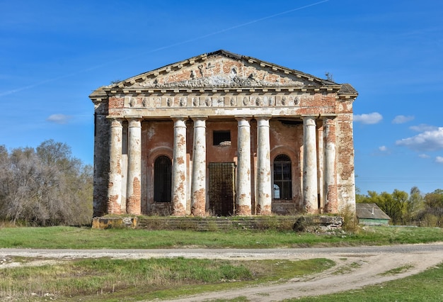 Verlaten orthodoxe kerk verlaten tempel met zuilen