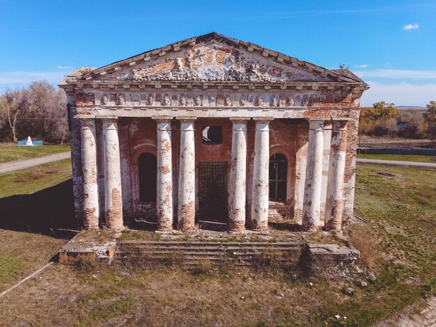 Verlaten orthodoxe kerk verlaten tempel met zuilen