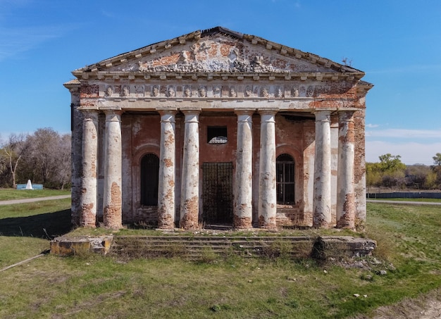 Verlaten orthodoxe kerk verlaten tempel met zuilen