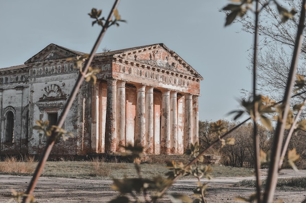 Verlaten orthodoxe kerk verlaten tempel met zuilen