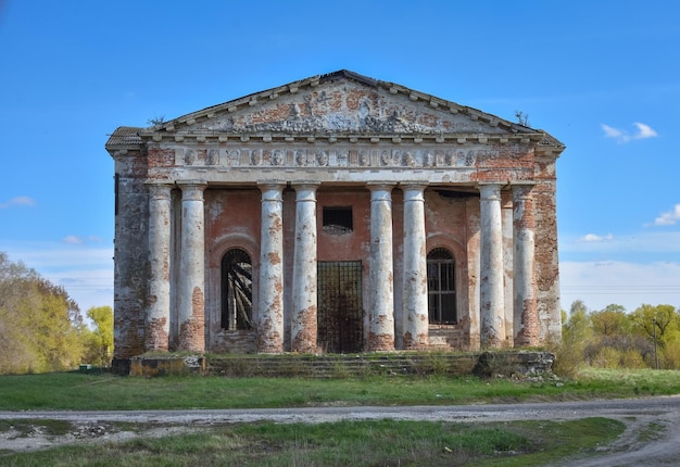 Foto verlaten orthodoxe kerk verlaten tempel met zuilen