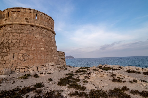 Verlaten oud fort met uitzicht op de zee op witte rotsen in cabo de gata, spanje