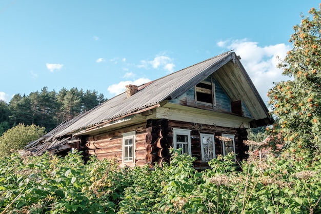 Verlaten oud huis in dorp