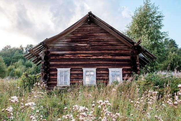 Foto verlaten oud huis in dorp