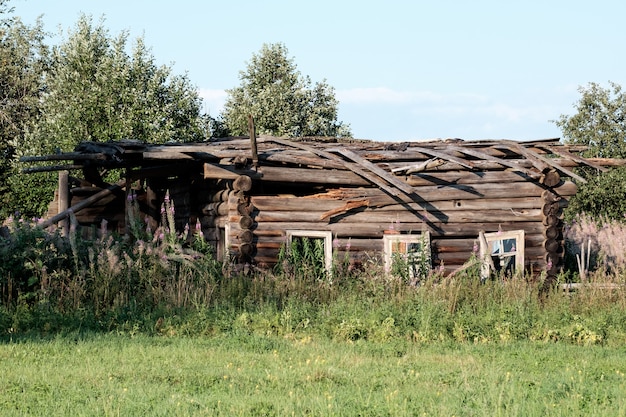 Foto verlaten oud huis in het dorp