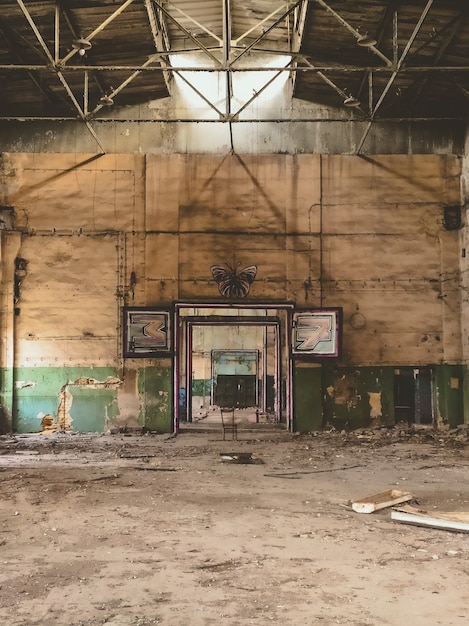 Verlaten pakhuis, industrieel interieur.