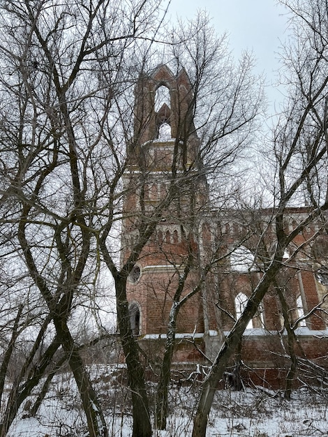 Foto verlaten rode bakstenen kerk verlaten neogotische kerk