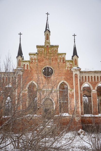 Foto verlaten rode bakstenen kerk verlaten neogotische kerk