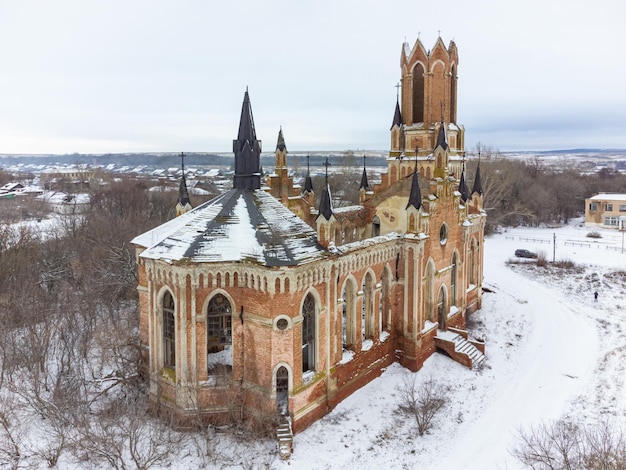 Foto verlaten rode bakstenen kerk verlaten neogotische kerk