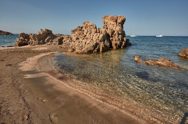 Verlaten rotsachtig klein strand in het zuiden van Sardinië tijdens een zomermiddag in augustus