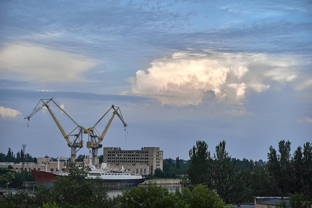 Verlaten schip en scheepsbouwkranen in Mykolaiv, Oekraïne