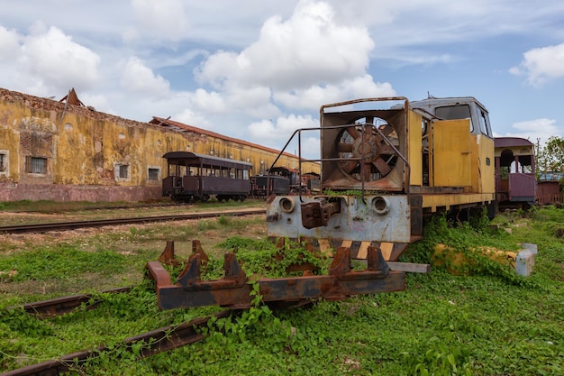 Verlaten spoorwegstation met een oude trein