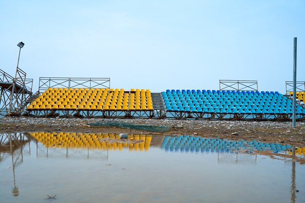 Verlaten stands van een klein sportveld op het strand op een regenachtige dag.