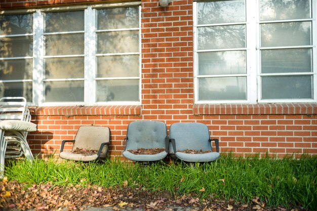 Foto verlaten stoelen bij bakstenen muur