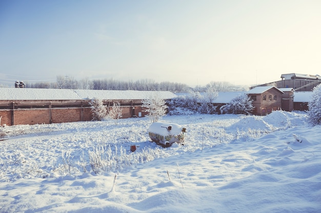 Verlaten stof bedekt met sneeuw