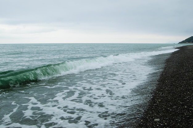 Verlaten strand slecht weer en kalme zee niet seizoen