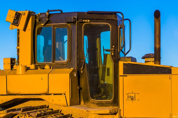 Foto verlaten trein tegen de blauwe hemel