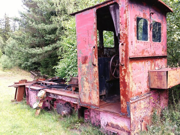 Foto verlaten treinmotor in het bos