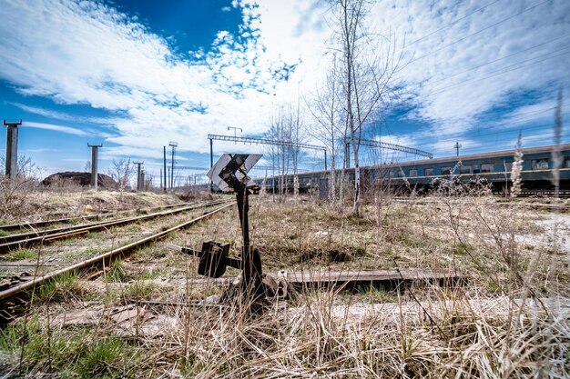 Verlaten treinstation Roestige verweerde gepelde verf van een oude wagen Blauwe treinwagon