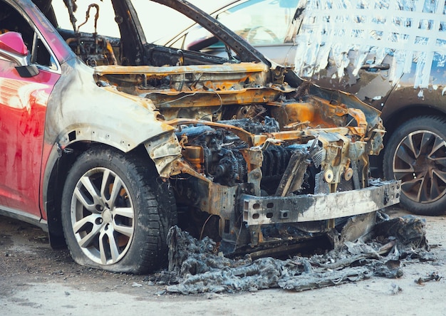 Verlaten uitgebrande auto na de explosie klaar voor de sloop Het uitgebrande interieur van de auto