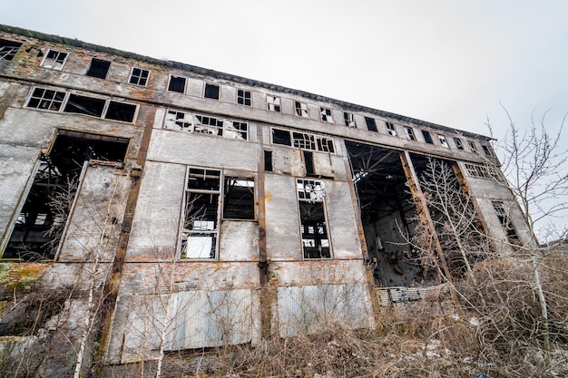 Verlaten verwoeste industriële fabrieksbouwruïnes en sloopconcept
