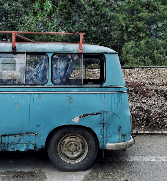 Foto verlaten vintage auto op de weg