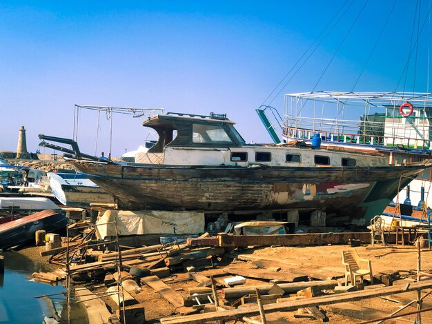 Foto verlaten vissersboot op een scheepswerf die in reparatie is