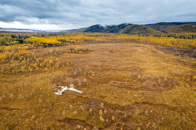 Foto verlaten vliegtuigwrak in een moeras in rusland herfstfoto