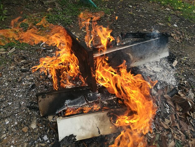 Foto verlaten voertuigen op het veld