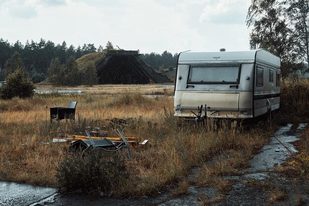 Foto verlaten vrachtwagen op het veld tegen de lucht