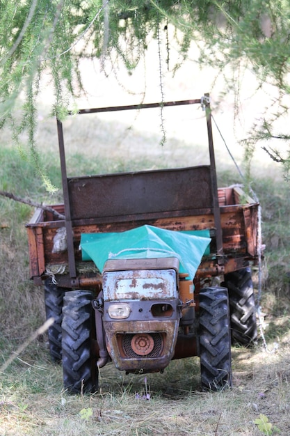 Foto verlaten vrachtwagen op het veld.