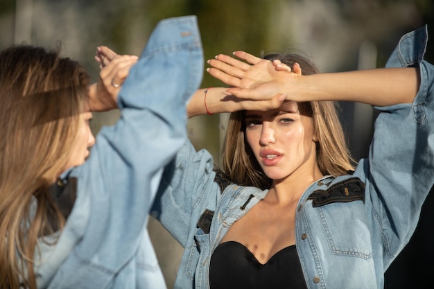 Verleidelijke sexy mooie aantrekkelijke jonge sensuele vrouw met perfect slank lichaam poseren op studio backgro