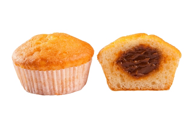 Verleidelijke versgebakken muffin met karamel vulling geïsoleerd op witte achtergrond Populaire zoete snacks