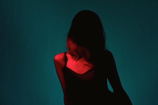 Verleidelijke vrouw tegen een groene achtergrond.