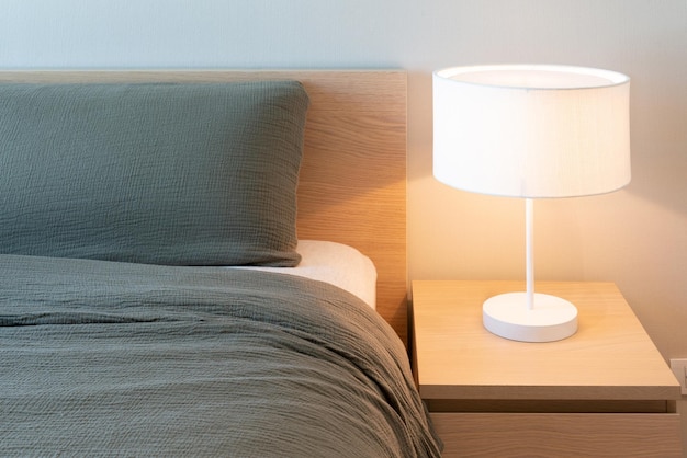 Verlicht elektrische lamp op bed thuis