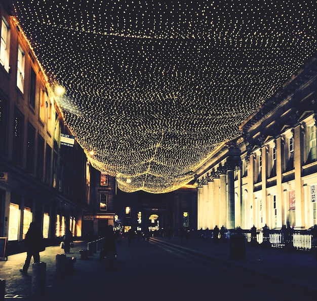 Verlicht gebouw's nachts