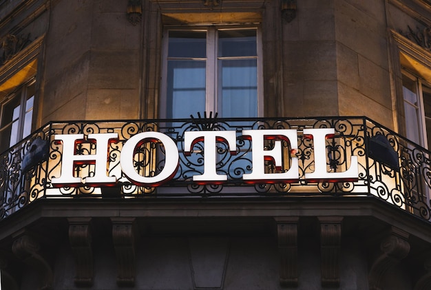 Verlicht hotelbord dat 's nachts in Parijs is genomen