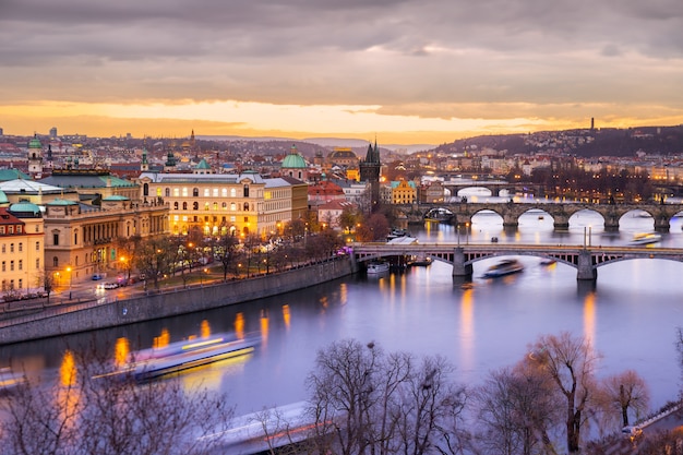 verlicht Praag bij zonsondergang in de winter in Praag, Tsjechië