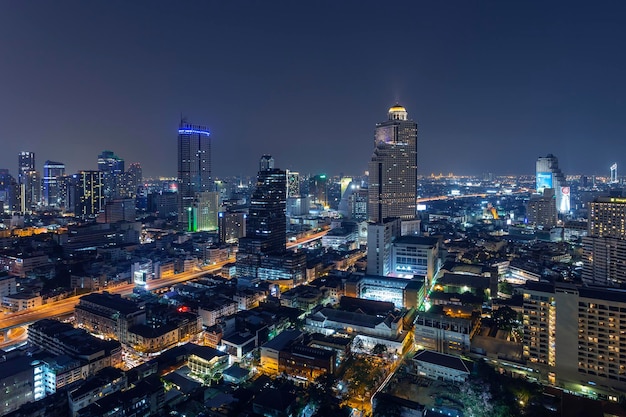 Verlicht stadslandschap tegen de nachtelijke hemel