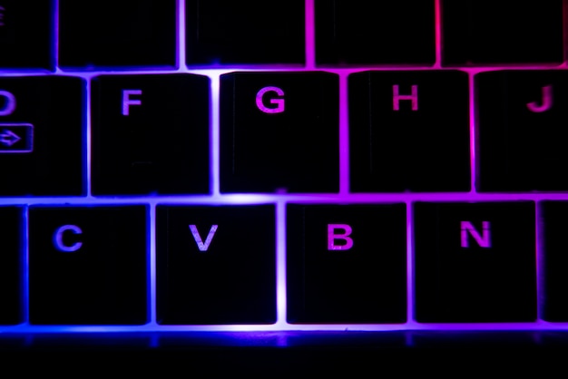 Verlicht toetsenborddetail verlicht in het donker