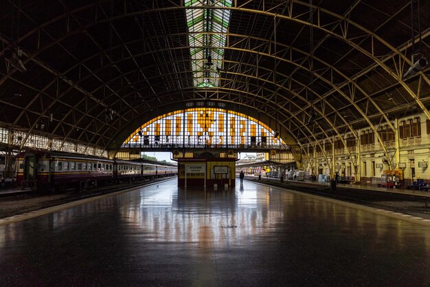 Foto verlicht treinstation